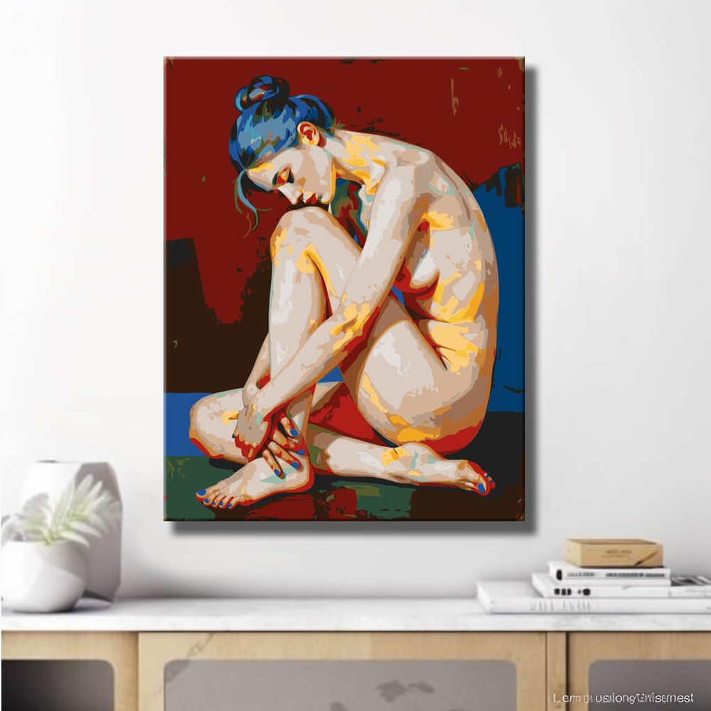 Eine sitzende Akt Frau vor rotem Hintergrund mit ausdrucksstarker Haltung und moderner Farbgebung. DIY Kunst Deko modernes Wandbild