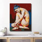 Eine sitzende Akt Frau vor rotem Hintergrund mit ausdrucksstarker Haltung und moderner Farbgebung. DIY Kunst Deko modernes Wandbild